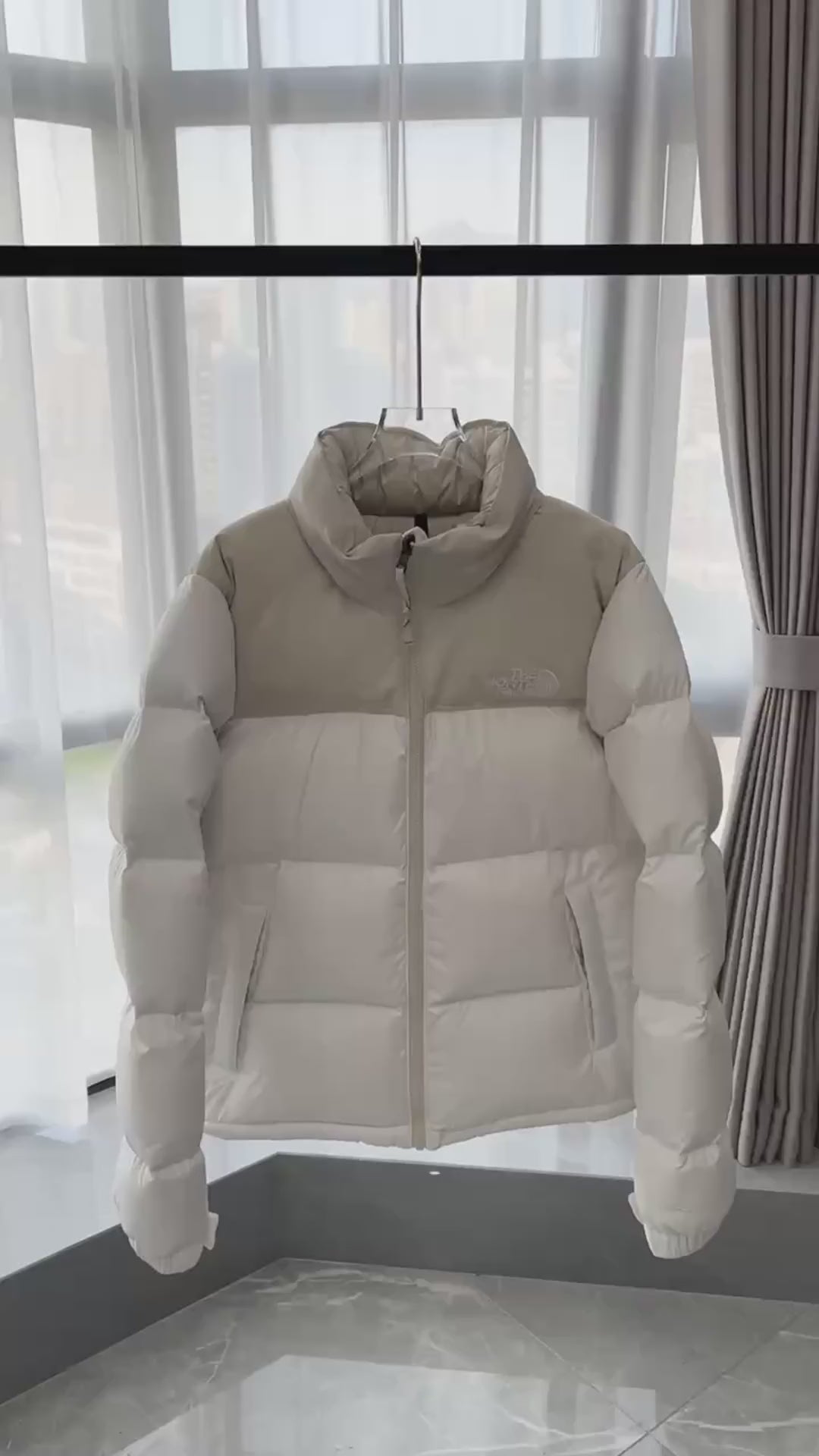 The North Face Cropped Puffer Jacket with Stand Collar - Cream